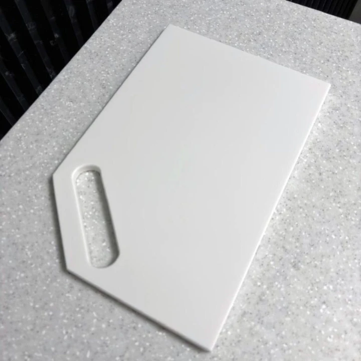 elegancka_mala_deska_kuchenna_z_materialu_solid_surface.jpg