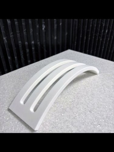 bialy_stojak_na_deski_do_krojenia_z_materialu_solid_surface.jpg