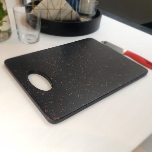 Nowoczesna_deska_do_serwowania_z_materiału_Solid_Surface.jpg
