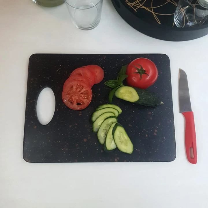 Elegancka_deska_do_serów_i_przekasek_z_praktycznym_uchwytem.jpg