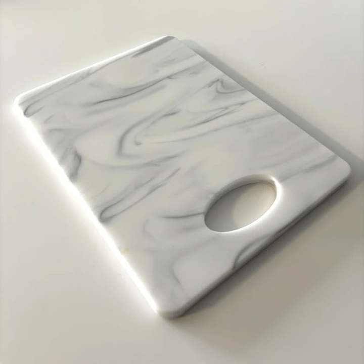 Szczegol_powierzchni_deski_z_wzorem_inspirowanym_marmurem_Carrara.jpeg