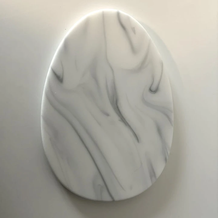 Minimalistyczna_deska_do_krojenia_jajko_nowoczesna_kuchnia.jpeg