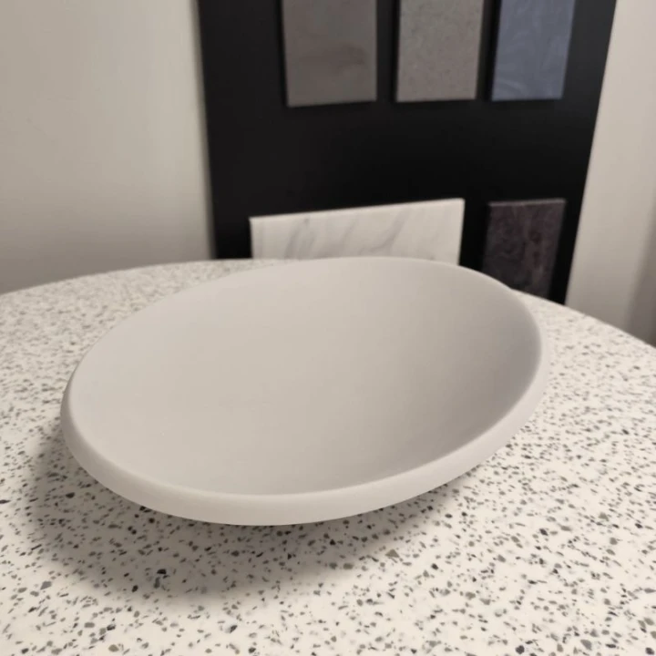 elegancka-szara-misa-solid-surface-na-przekaski.jpg