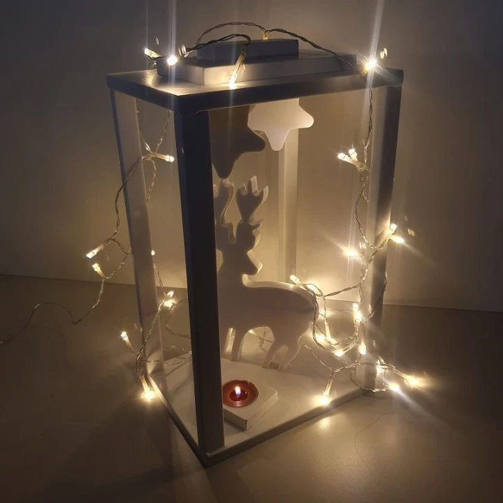 lampion-swiateczny-z-reniferem-na-jedna-swieczke-solid-surface.jpg
