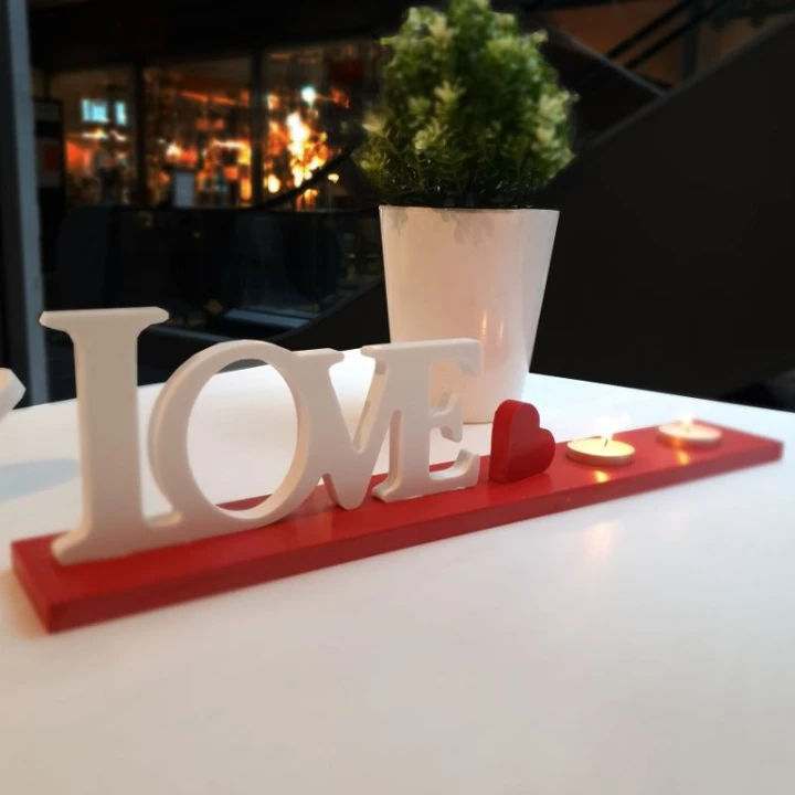 nowoczesny-swiecznik-z-napisem-love-do-domu.jpg