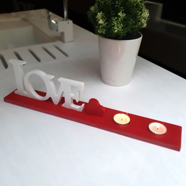 elegancka-dekoracja-ze-swiecznikiem-love-z-materialu-solid-surface.jpg