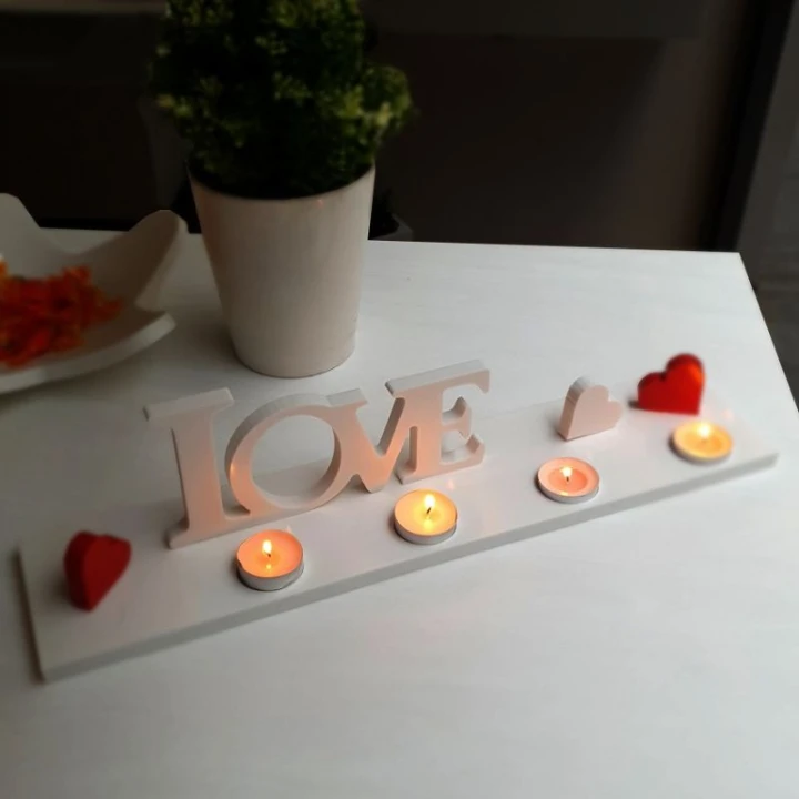 nowoczesny-swiecznik-z-napisem-love-do-dekoracji-wnetrz.jpg