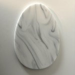 Deska do krojenia w kształcie jajka, w dekorze Grandex Carrara Lunar
