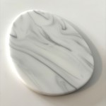Deska do krojenia w kształcie jajka, w dekorze Grandex Carrara Lunar
