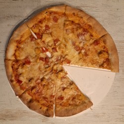 Deska do pizzy beżowa wykonana z konglomeratu mineralnego (solid surface). Średnica 32cm