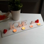 Świecznik z napisem Love i miejscem na cztery tealighty (solid surface)